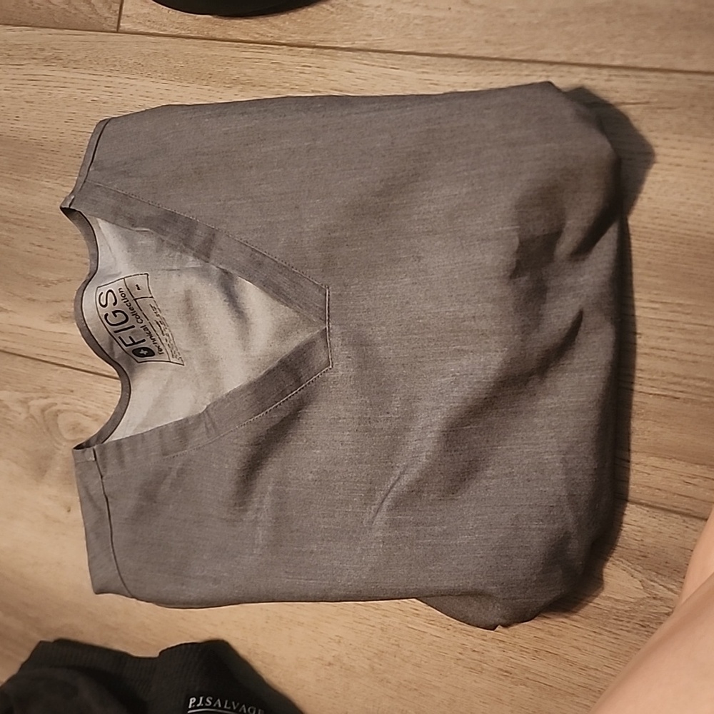 Figs Casma top in Graphite